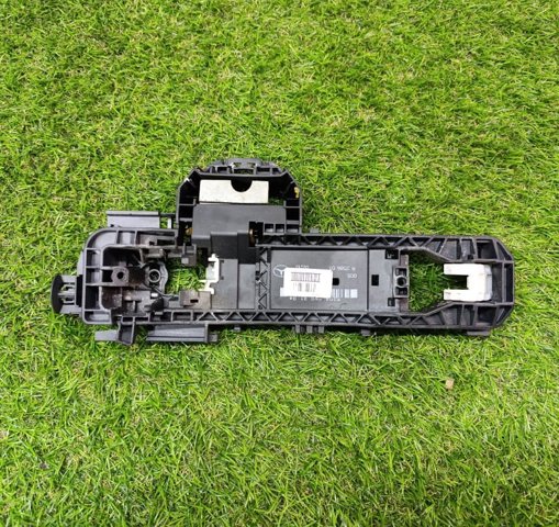 Держатель наружной ручки двери, задней левой A2047602134 MERCEDES