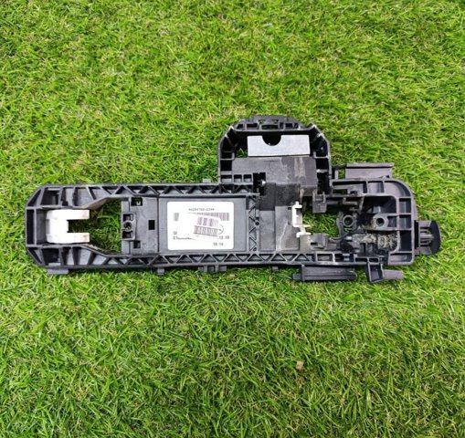 Держатель наружной ручки двери, передней правой A2047602434 MERCEDES