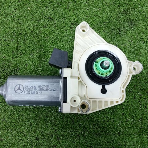 Мотор стеклоподъемника двери передней, правой A2218202842 MERCEDES
