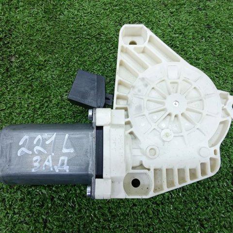 Моторчик стеклоподъемника двери задней, левой A2218202942 MERCEDES