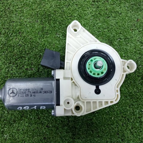 Моторчик стеклоподъемника двери задней, правой A2218203042 MERCEDES