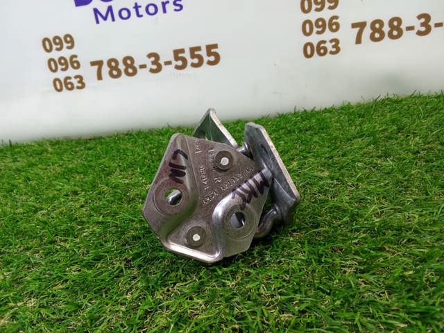 Фиксатор/петля (зацеп) замка двери передней BE8Z5422008A FORD