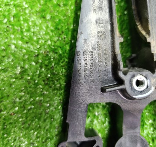 ES7Z5426685T Держатель наружной ручки двери передней левой купить Черкассы