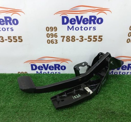 Педаль тормоза LR027629 LAND ROVER
