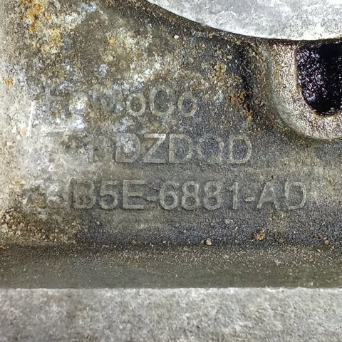LR030369 LAND ROVER Кронштейн масляного фильтра купить в Запорожье