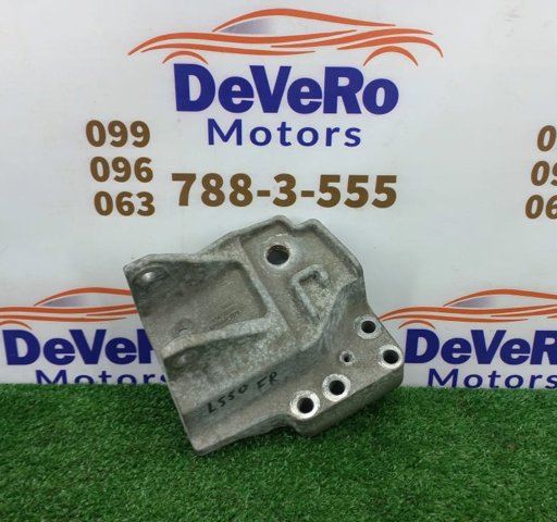 Кронштейн подушки (опоры) двигателя, правой LR037029 LAND ROVER