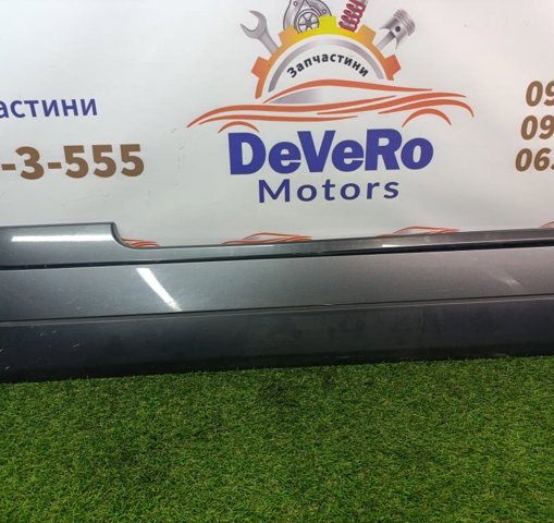 Молдинг передней левой двери, нижний LR048805 LAND ROVER