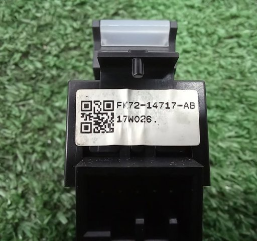 Кнопка подъемника переднего правого стекла LR059773 LAND ROVER