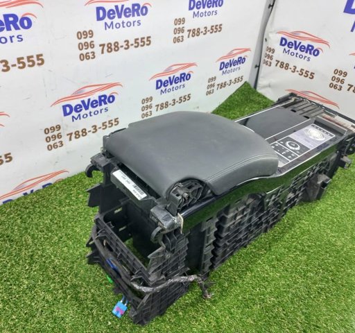Клавиша электромеханического стояночного тормоза LR083888 LAND ROVER