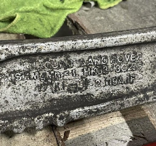 Левый рычаг передней нижней подвески LR090504 LAND ROVER