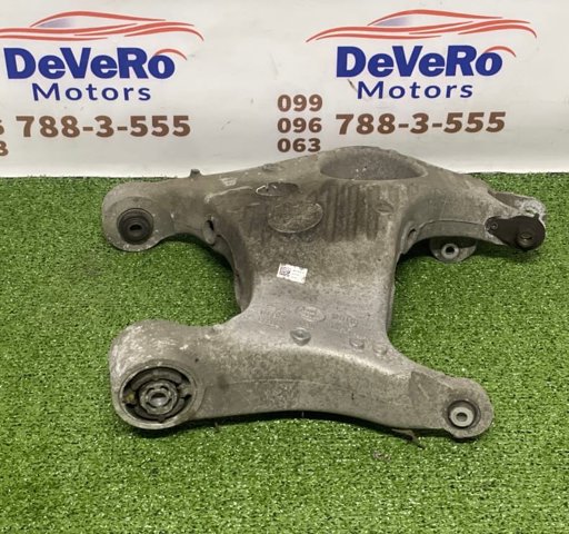 Рычаг задней подвески нижний, правый LR090535 LAND ROVER