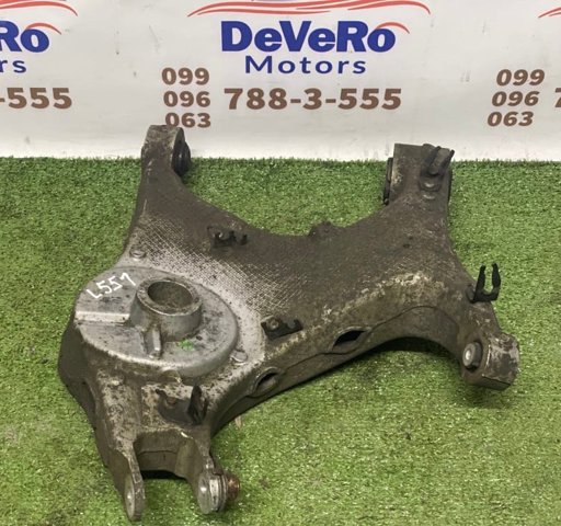 Рычаг задней подвески нижний, правый LR098947 LAND ROVER