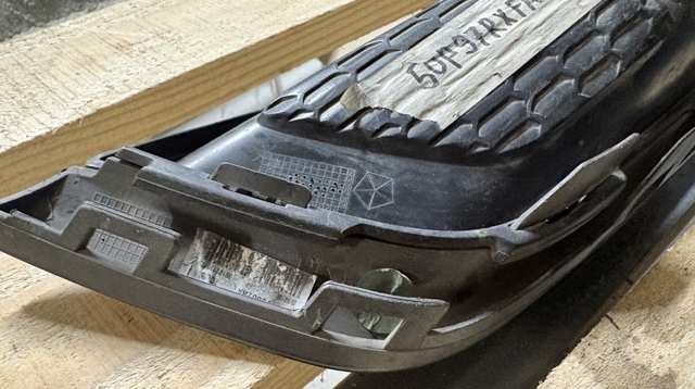 5UP97RXFAB CHRYSLER Заглушка (решетка) противотуманных фар бампера переднего левая купить в Николаев