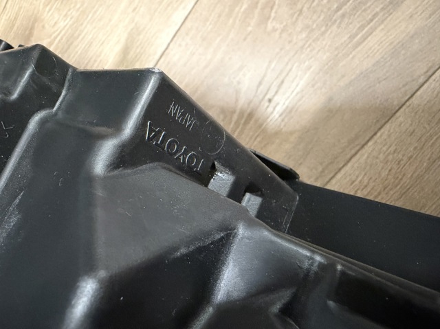 TOYOTA 8111048J30 Правая фара в наличии Черновцы