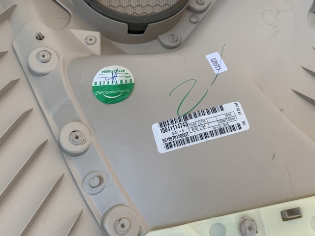 Облицовка передней правой двери 561867012GOUT VAG