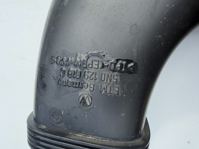 VAG 5N0129618C Патрубок воздушный, вход воздушного фильтра в наличии Ирпень
