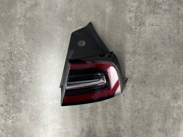 TESLA 107739800F Фонарь задний правый внешний в наличии Одесса
