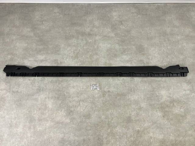 TESLA 149774100B Кронштейн наружной накладки порога левой в наличии Ужгород