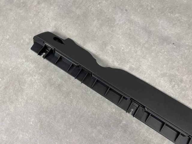 149774500B TESLA Кронштейн наружной накладки порога правой купить в Харьков