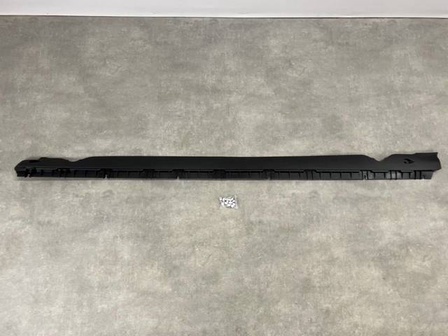 TESLA 149774500B Кронштейн наружной накладки порога правой в наличии Каменское