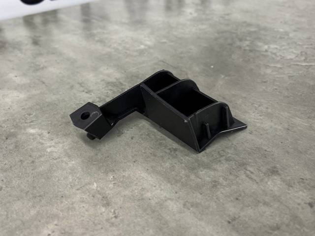 155537600B TESLA Кронштейн наружной накладки порога левой купить в Киев