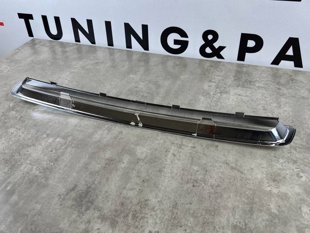 VOLVO 30698143 Молдинг бампера переднего центральный в наличии Львов
