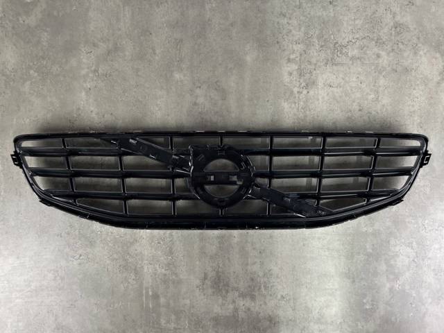 VOLVO 30795039 Решетка радиатора в наличии Харьков
