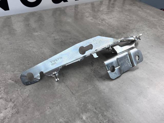 31385815 VOLVO Петля капота правая купить в Житомир