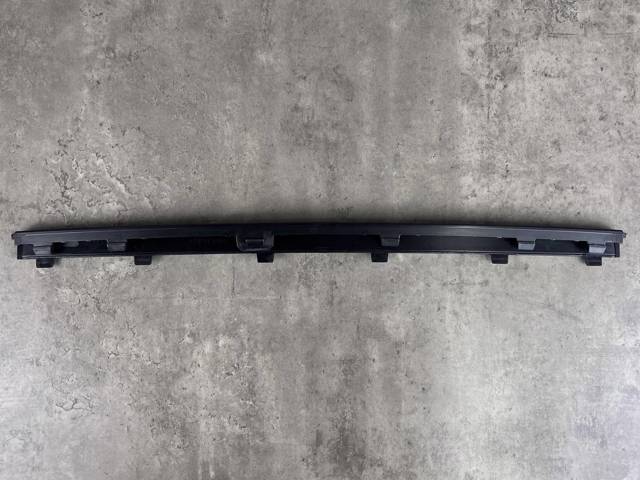 VOLVO 39829864 Молдинг бампера переднего центральный в наличии Киев