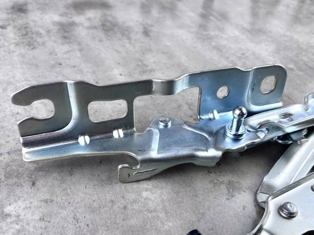 BMW 41007427052 Петля капота правая в наличии Павлоград