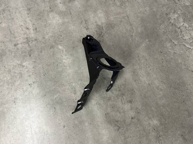 41357475796 BMW Кронштейн крепления крыла переднего правого передний купить в Сумы