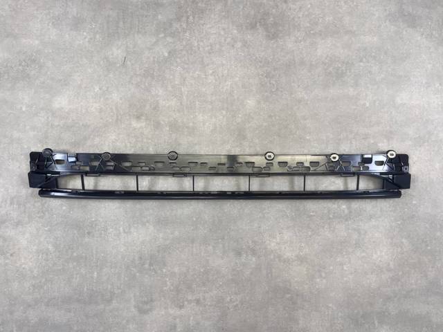 4M8807647C9B9 Решетка бампера переднего центральная купить Черновцы