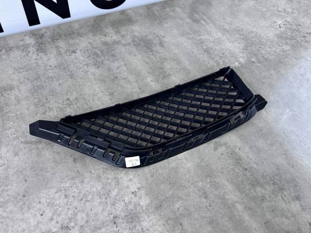 BMW 51117303756 Решетка бампера переднего правая в наличии Винница