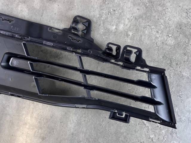 BMW 51117396877 Заглушка (решетка) противотуманных фар бампера переднего левая в наличии Киев