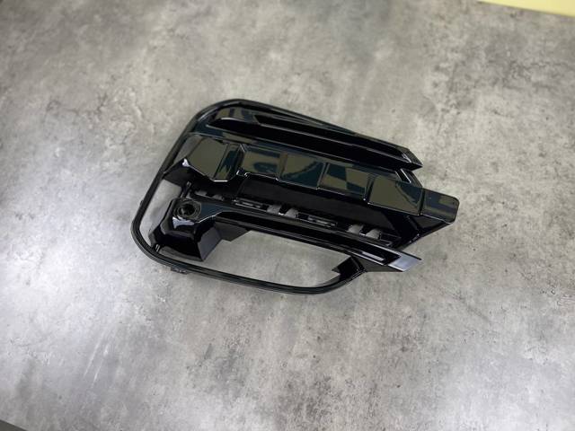 BMW 51117399904 Заглушка (решетка) противотуманных фар бампера переднего правая в наличии Винница