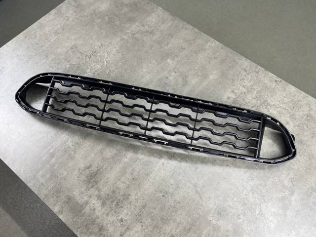 BMW 51118056939 Решетка бампера переднего центральная в наличии Николаев