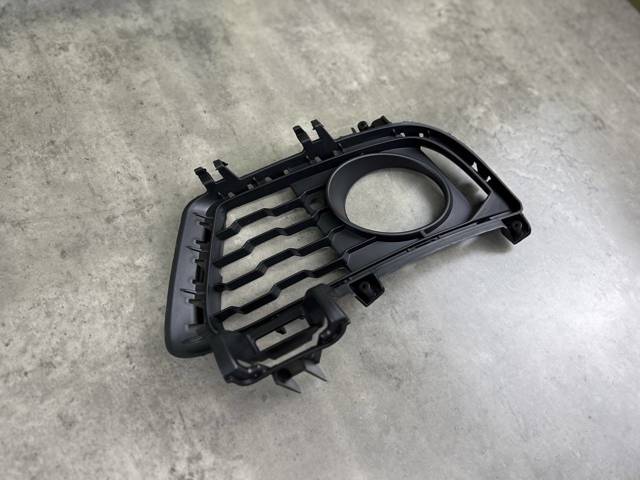 BMW 51118057323 Заглушка (решетка) противотуманных фар бампера переднего левая в наличии Харьков