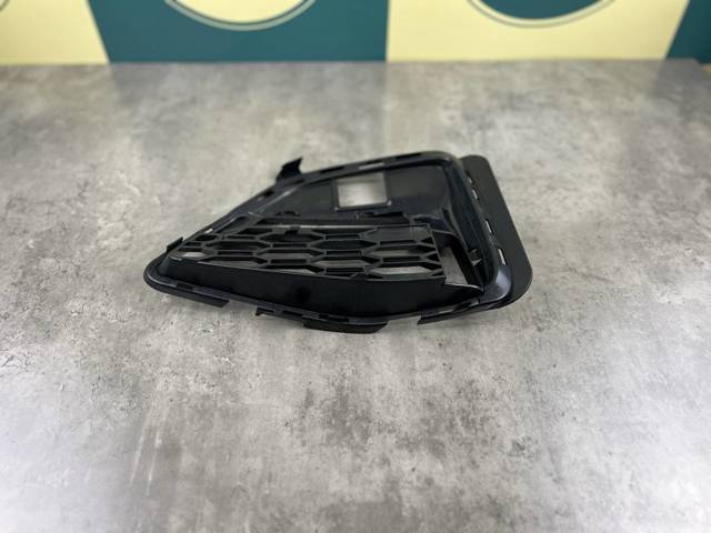 51118069372 BMW Решетка бампера переднего правая купить в Харьков