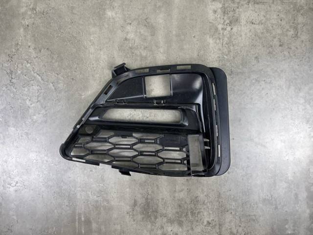 BMW 51118069372 Решетка бампера переднего правая в наличии Житомир