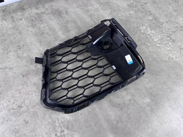 51118069946 BMW Решетка радиатора правая купить в Кривой Рог