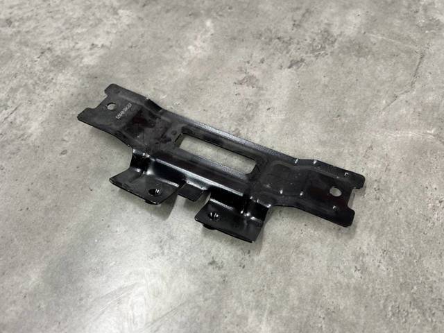 BMW 51648494257 Кронштейн бампера переднего центральный в наличии Одесса