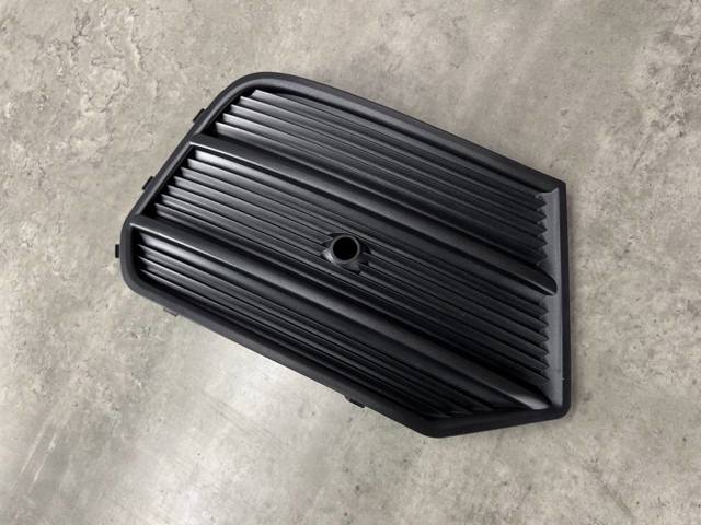 8U0807682Q4U8 VAG Заглушка (решетка) противотуманных фар бампера переднего правая купить в Ровно