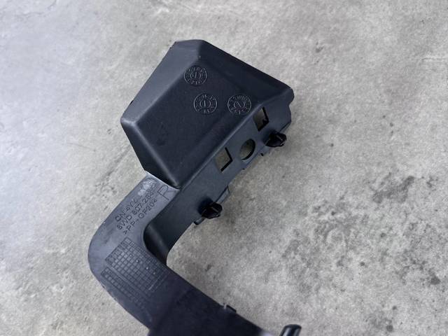 VAG 8W0807284 Кронштейн бампера переднего правый в наличии Ужгород