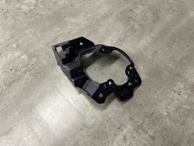 B63B51684 MAZDA Кронштейн крепления противотуманной фары правой купить в Ровно