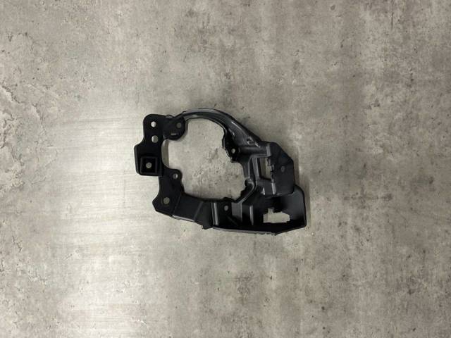 MAZDA B63B51684 Кронштейн крепления противотуманной фары правой в наличии Ирпень