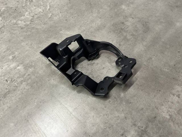 MAZDA B63B51694 Кронштейн крепления противотуманной фары левой в наличии Украина