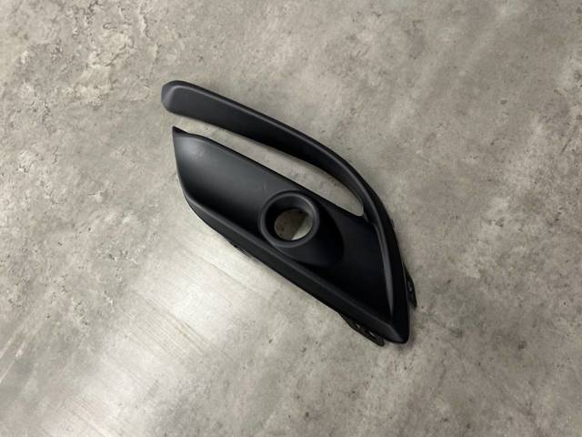 MAZDA B63C50C21A Заглушка (решетка) противотуманных фар бампера переднего левая в наличии Житомир