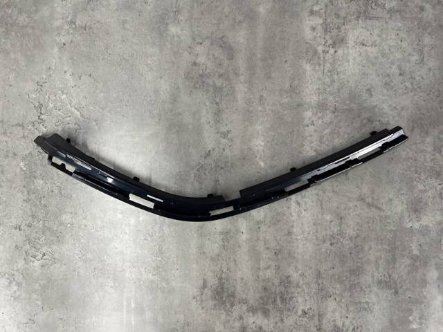 MAZDA B63E50B41B Накладка решетки радиатора правая в наличии Винница
