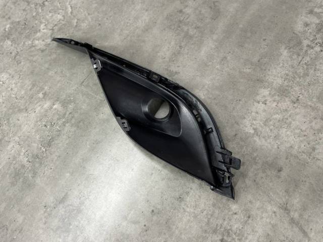MAZDA G46L50C11A Заглушка (решетка) противотуманных фар бампера переднего правая в наличии Киев