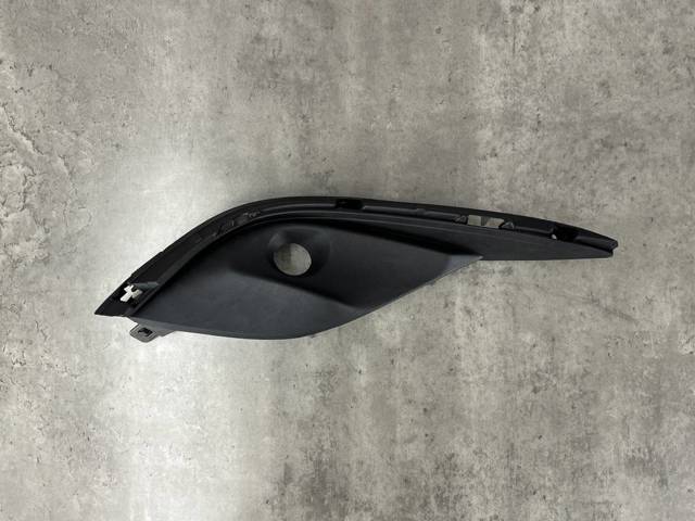 G46L50C11A MAZDA Заглушка (решетка) противотуманных фар бампера переднего правая купить в Хмельницкий